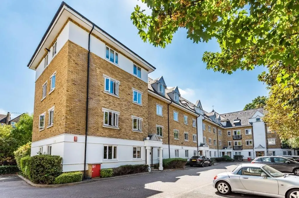 Apartment Luxurious 2 Bed 2 Bath Apt With Parking In Blackheath, London