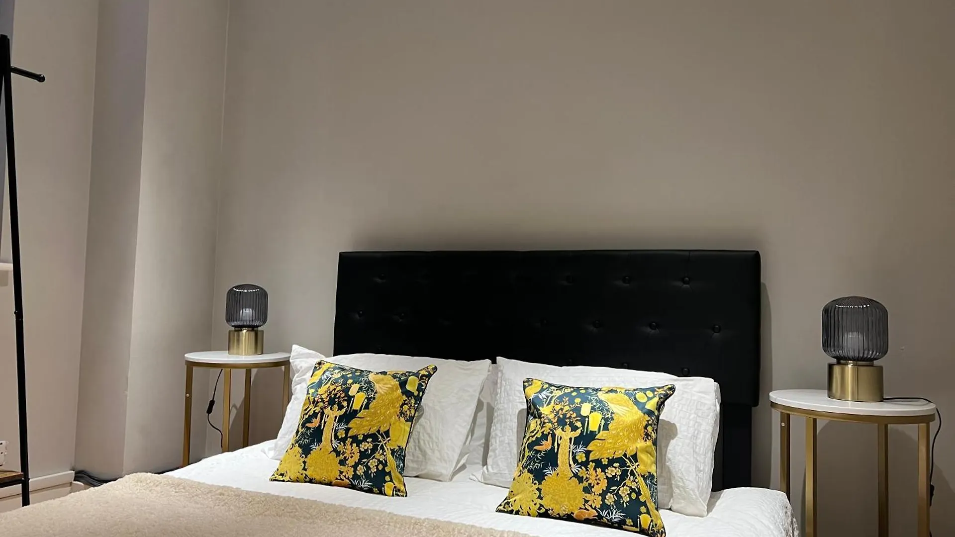 Apartment Luxurious 2 Bed 2 Bath Apt With Parking In Blackheath, London