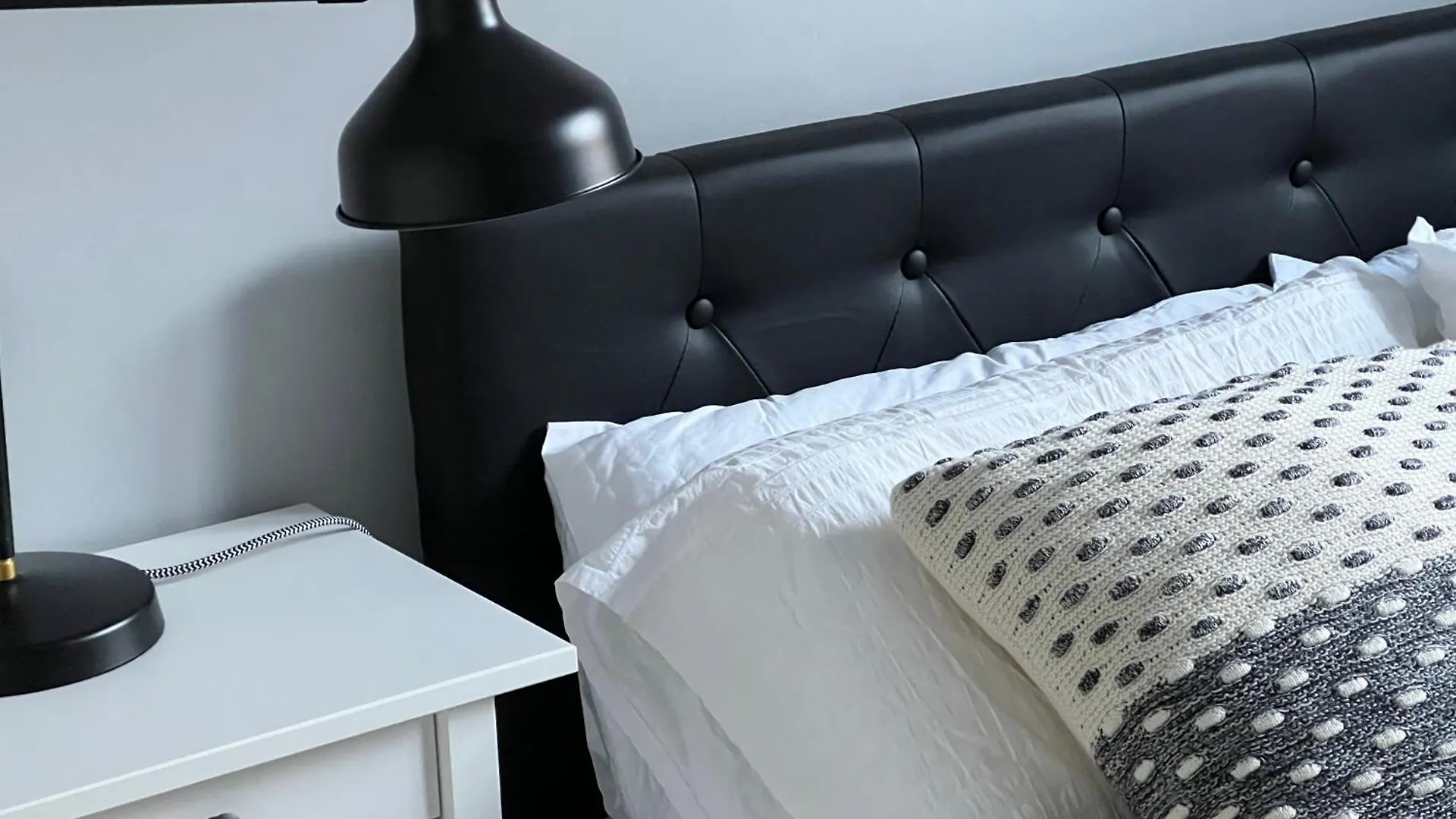 Luxurious 2 Bed 2 Bath Apt With Parking In Blackheath, London Apartment