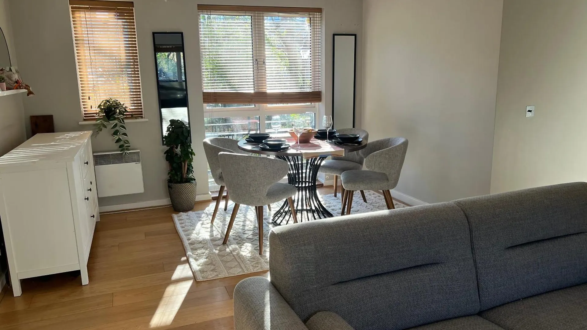Apartment Luxurious 2 Bed 2 Bath Apt With Parking In Blackheath, London