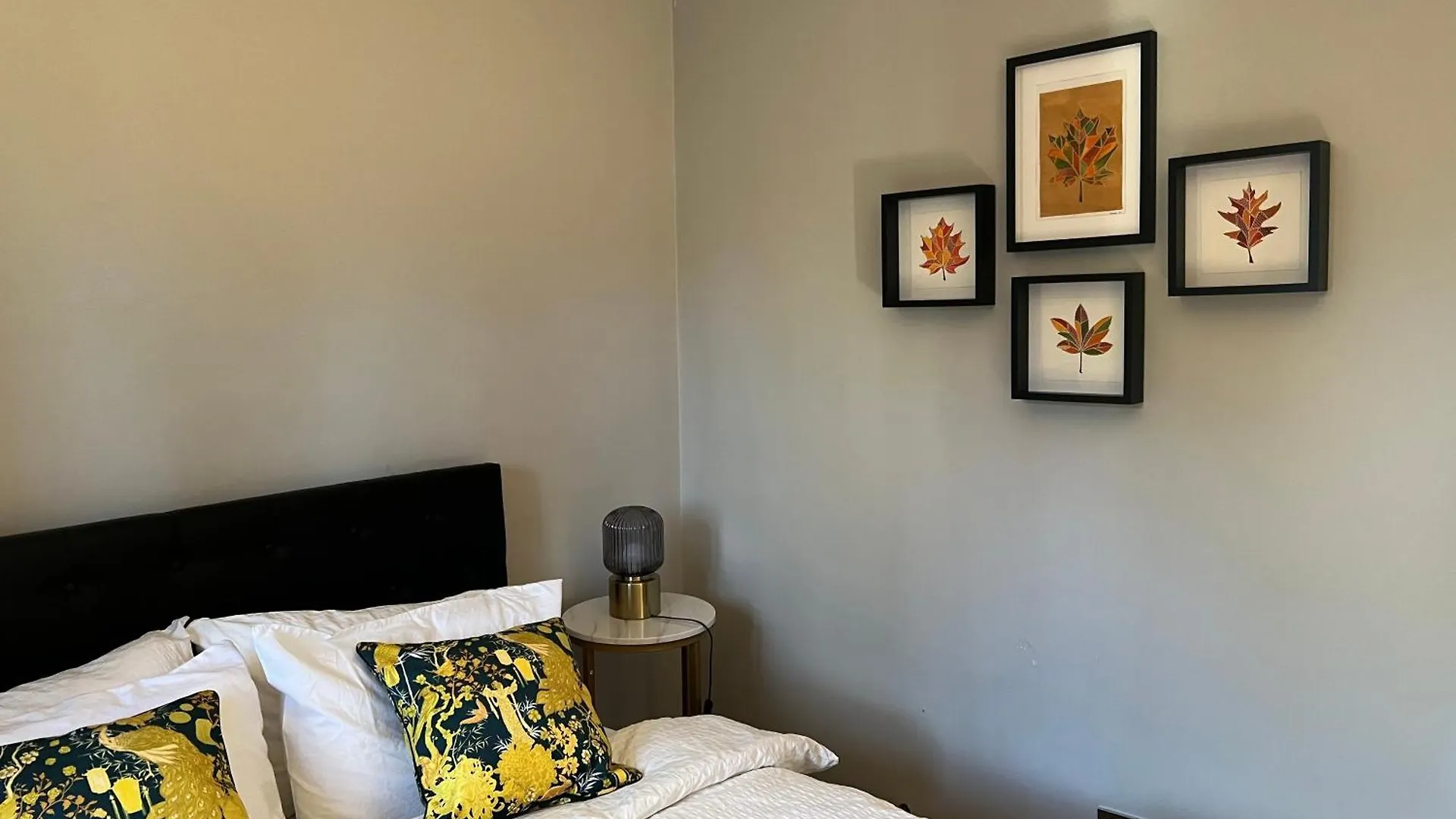 Luxurious 2 Bed 2 Bath Apt With Parking In Blackheath, London