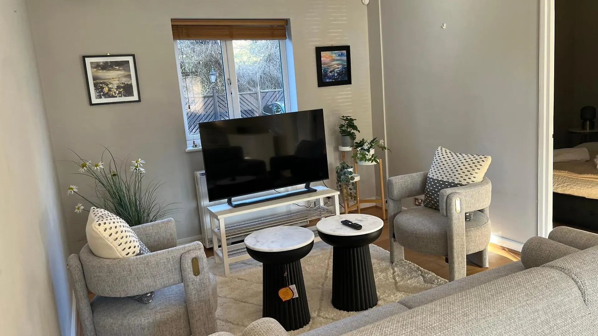 Luxurious 2 Bed 2 Bath Apt With Parking In Blackheath, London