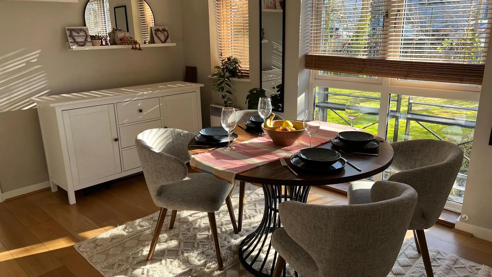 Luxurious 2 Bed 2 Bath Apt With Parking In Blackheath, London