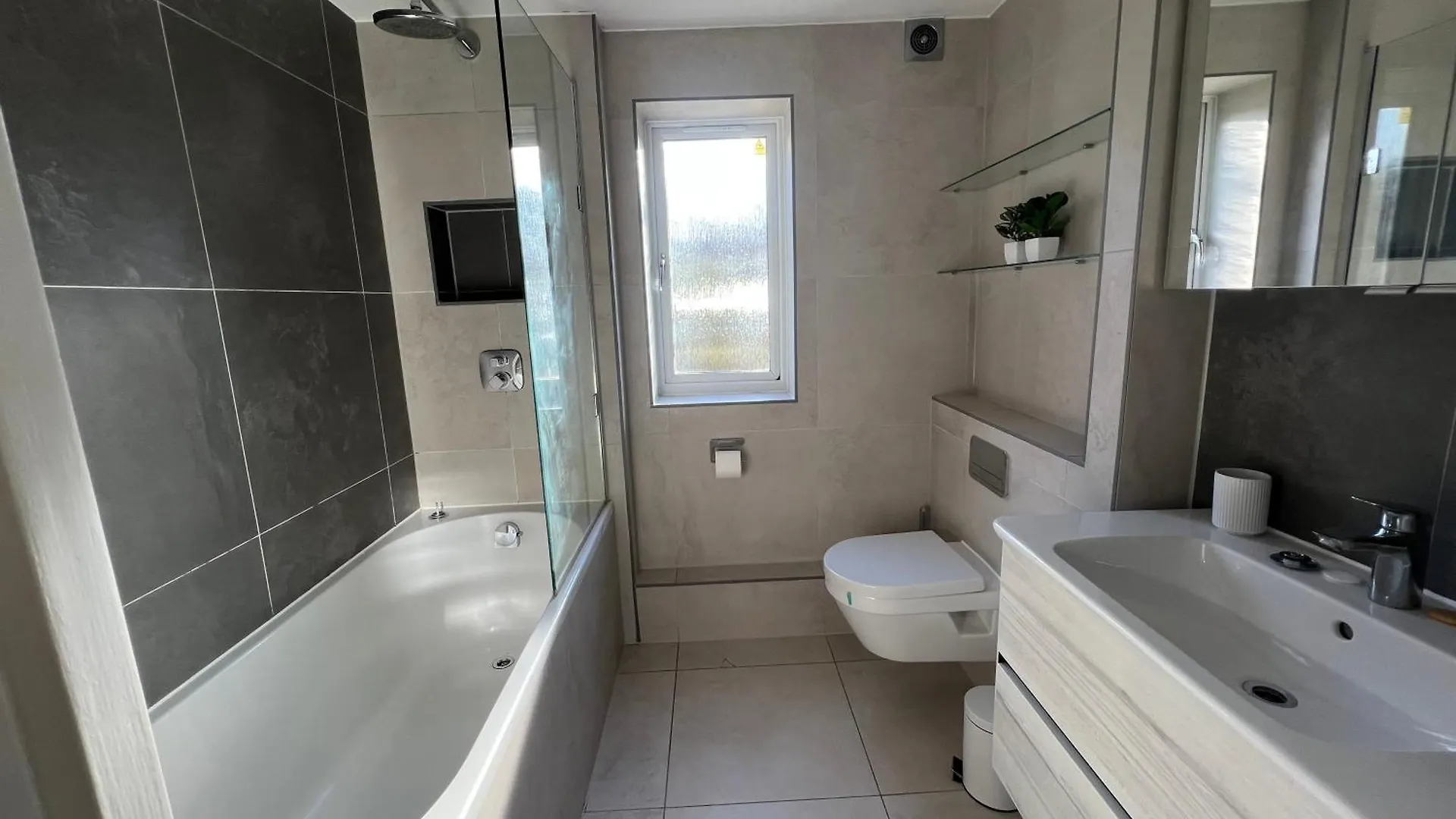 Luxurious 2 Bed 2 Bath Apt With Parking In Blackheath, London Apartment