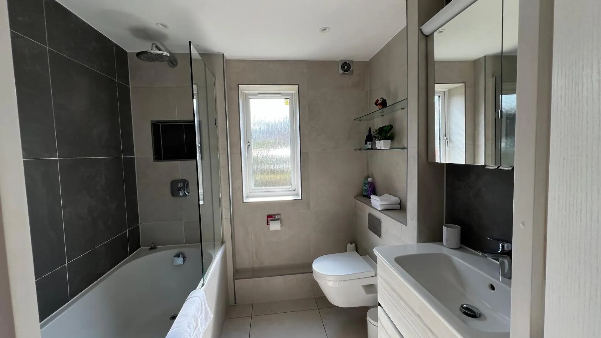 Luxurious 2 Bed 2 Bath Apt With Parking In Blackheath, London