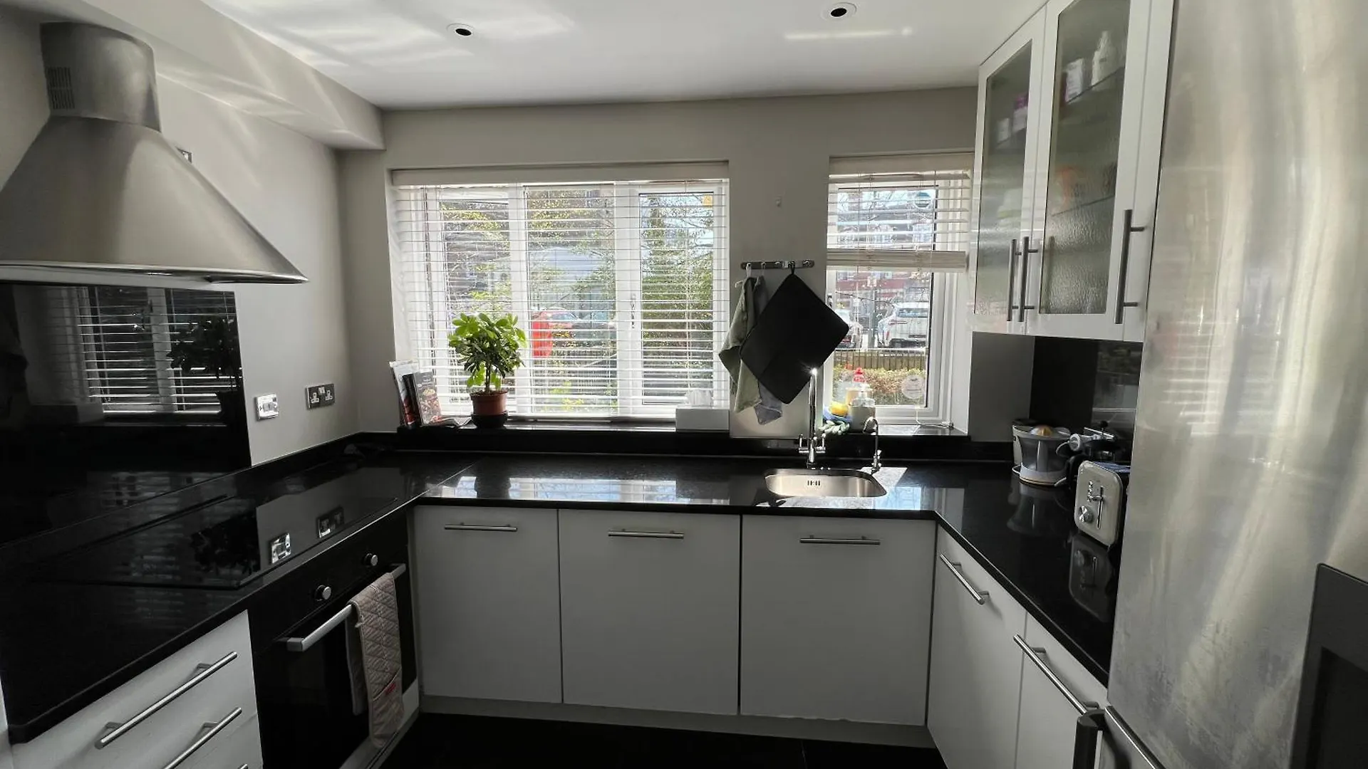 Apartment Luxurious 2 Bed 2 Bath Apt With Parking In Blackheath, London
