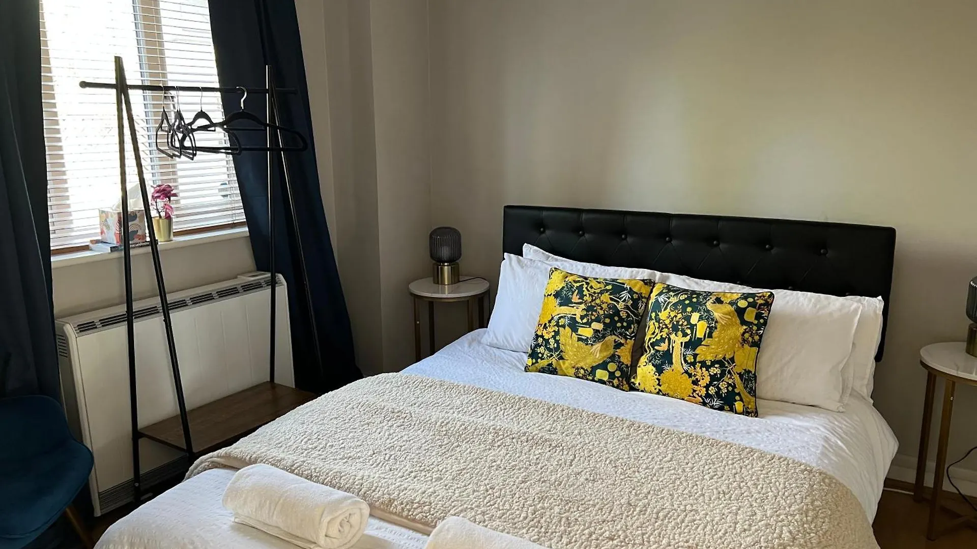 Luxurious 2 Bed 2 Bath Apt With Parking In Blackheath, London Apartment
